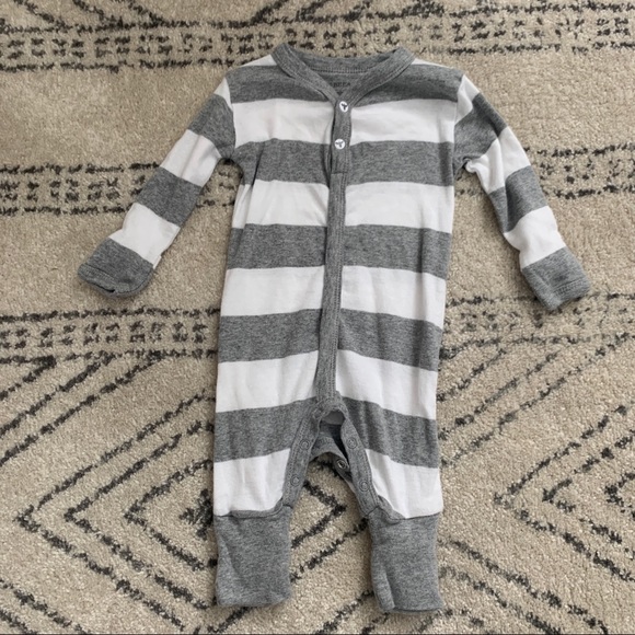 Burts need romper - Picture 1 of 1